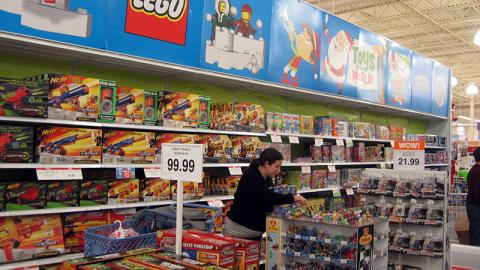 Toys "R" Us Lego Holiday Merchandising